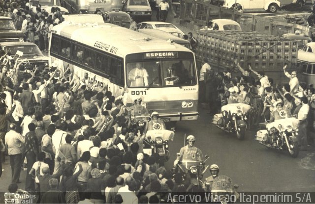 Viação Itapemirim 8011 na cidade de Rio de Janeiro, Rio de Janeiro, Brasil, por Robert Feres Tompsom Machado. ID da foto: 2082911.