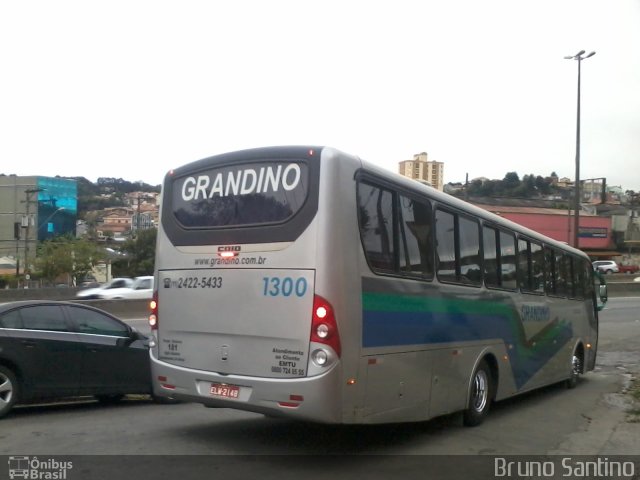 Grandino Transportes 1300 na cidade de Taboão da Serra, São Paulo, Brasil, por Bruno Santino. Número da foto: #2032663.